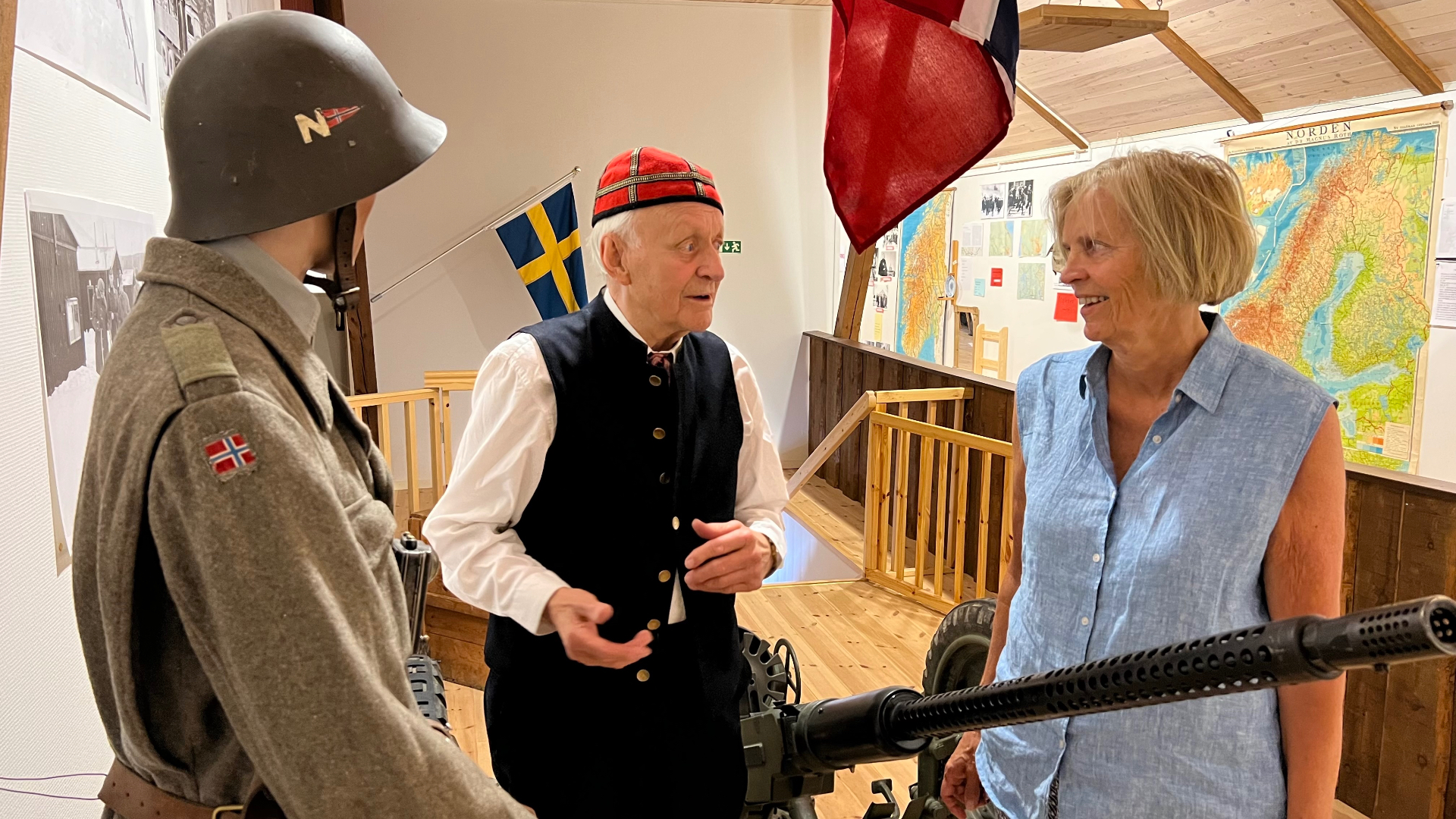 Besökare samtalar vid utställningen på Norsk Veteranmuseum