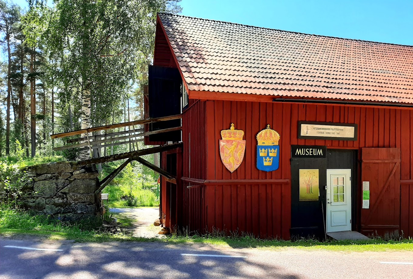 Norsk Veteranmuseum i Furudals Bruk — den röda museibyggnaden